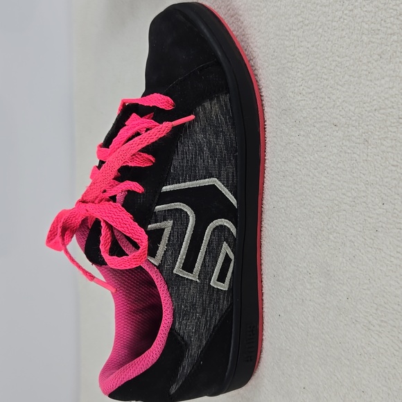 Etnies Skatergirl Black and Pink Sneakers - Picture 2 of 10